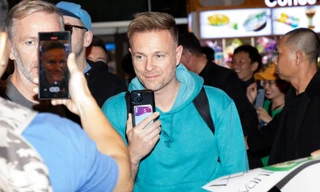 4 thành viên Westlife đổ bộ xuống sân bay Tân Sơn Nhất 