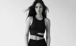 Á hậu Hoàn vũ lấy chồng hơn 31 tuổi khoe dáng sau sinh con