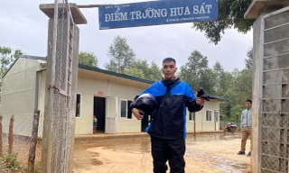 Thầy giáo Lò Văn Quang trong bộ quần áo mưa, đôi ủng, trang phục không thể thiếu trong suốt 10 năm ở vùng sâu, vùng xa. ẢNH: NVCC