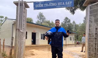 Thầy giáo Lò Văn Quang trong bộ quần áo mưa, đôi ủng, trang phục không thể thiếu trong suốt 10 năm ở vùng sâu, vùng xa. ẢNH: NVCC