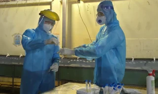 Anh Châu Thành Toàn (bìa phải) xuyên Tết hỗ trợ người dân ở Mả Lạng bị cách ly. Ảnh:U.P