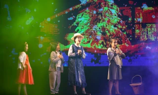 Các em học sinh toả sáng trên sân khấu nhạc kịch “Cô bé bán diêm”. Ảnh: Lê Kim