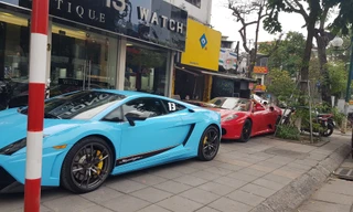 Siêu xe được 'đặc cách' đỗ trên vỉa hè Hà Nội?