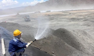 Tro bay tại Nhà máy nhiệt điện Vĩnh Tân. Ảnh: TTXVN