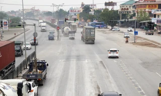 Mặt đường quốc lộ 5 xuống cấp, vạch sơn mờ. Ảnh: Nguyễn Hoàn