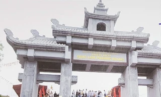 Du khách thăm quan Thiền viện Trúc Lâm Phượng Hoàng