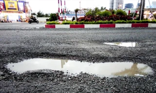 Ổ gà, ổ voi xuất hiện dày đặc trên tuyến QL 1D đoạn ngã ba Long Vân đi bến xe liên tỉnh Ảnh: Tr.Ðịnh