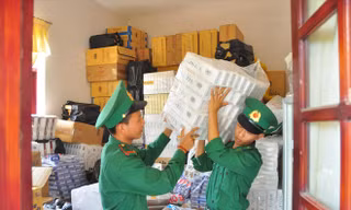 Tang vật thu giữ tại Đồn biên phòng Vĩnh Nguơn.  ẢNH: HÒA BÌNH 