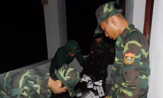 Thuốc lá lậu được chiến sỹ đồn biên phòng đem về ẢNH: HÒA HỘI