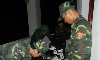 Thuốc lá lậu được chiến sỹ đồn biên phòng đem về ẢNH: HÒA HỘI