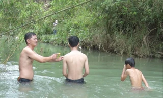 Thầy Biên (bên trái) hướng dẫn bơi và phòng chống đuối nước cho học sinh. Ảnh: Duy Chiến 