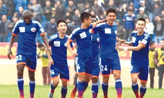 Các cầu thủ Than Quảng Ninh ăn mừng chiến thắng