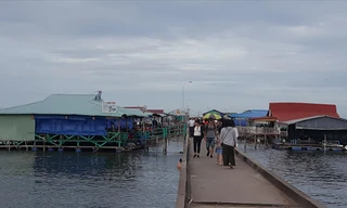 Bến cảng làng chài Hàm Ninh bị quán nhậu bủa vây. Chính quyền địa phương tỏ ra bất lực? 