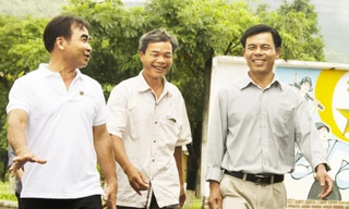 Cựu chiến binh Phạm Văn Nhân (ở giữa) luôn là tâm điểm bông đùa của anh em. Ảnh: Văn Chương 