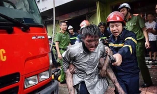 Bức ảnh trung úy Vũ Ngọc Hoàng cõng em Nguyễn Hoàng Giang thoát khỏi đám cháy từ tầng 4 từng làm lay động hàng triệu trái tim bạn đọc. Ảnh: NVCC