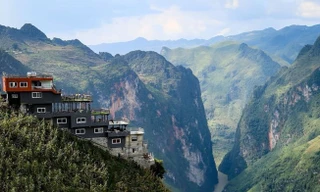 Hà Giang sẽ họp liên ngành bàn về số phận công trình không phép trên đèo Mã Pì Lèng. Ảnh: HOÀNG DƯƠNG