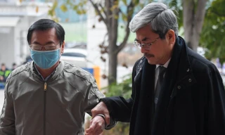 Luật sư bào chữa đưa Vũ Huy Hoàng đến phiên tòa hôm 7/1