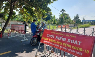 Chốt chặn, kiểm soát người ra vào khu vực thôn Thạch Bồ (xã Hoà Phong, Hoà Vang, Đà Nẵng). Ảnh: Nguyễn Thành