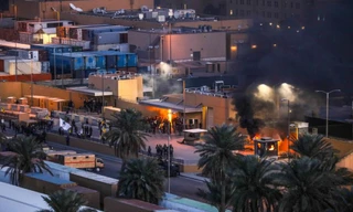 Người biểu tình kéo đến đốt phá trước cổng Đại sứ quán Mỹ ở Baghdad. Ảnh: Reuters 