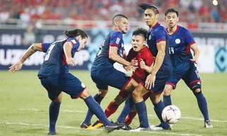 Bức ảnh của năm. Quang Hải giữa muôn trùng vây cầu thủ Philippines. Ảnh: Lâm Thỏa