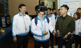 Bí thư thứ nhất T.Ư Đoàn Lê Quốc Phong và các đại biểu tham quan triển lãm“Khát vọng sinh viên Việt Nam”. Ảnh: Như Ý 