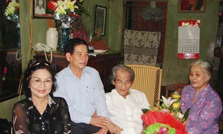 Bà Phan Hồng Mai (bìa phải) và nhà văn Sơn Tùng trong lần tiếp Chủ tịch nước Nguyễn Minh Triết tới thăm nhà