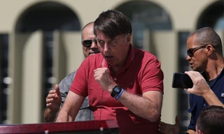 Ông Bolsonaro không đeo khẩu trang và liên tục ho khi tham gia biểu tình phản đối giãn cách xã hội