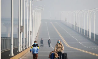 Một số người dân đi bộ qua cầu từ tỉnh Hồ Bắc sang Giang Tây hôm 31/1. Ảnh: Reuters