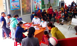 Người dân Đắk Lắk đổ xô đi tiêm vắc xin dịch vụ