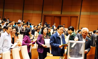 Đại biểu bỏ phiếu tín nhiệm tại kỳ họp Quốc hội khóa XIII, kỳ họp thứ Tám Ảnh: Như Ý