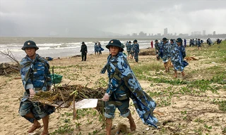 Các chiến sĩ Trung đoàn Phòng không 282 ra quân làm sạch biển. Ảnh: CTV