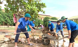Sau lũ, lực lượng thanh niên tích cực dọn dẹp giúp người dân, trường học