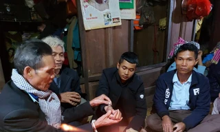 Trước khi lên đường nhập ngũ, anh Hồ Diên ở bản Lé (xã Trọng Hóa) được già làng buộc chỉ cổ tay 