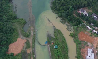 Hình ảnh nguồn nước dẫn về hồ Đầm Bài bị ô nhiễm