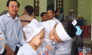 Cháu Lê Lưu Thanh Trúc 2 tuổi bỗng chốc mồ côi cả cha lẫn mẹ. Ảnh: Hoài Văn