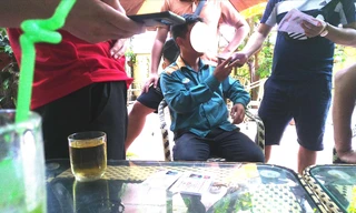 Công an bắt quả tang vụ trao trả thẻ nhà báo, công an giả, từ nguồn tin của báo Tiền Phong. Ảnh: MĐ