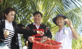 Ông Bùi Văn Cường, Bí thư Tỉnh ủy Đắk Lắk (đứng giữa) đi thăm một hộ nuôi tôm