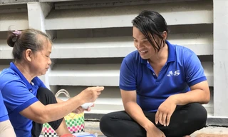 Hàng ngày mẹ con anh Hiền nấu cơm ở nhà mang đến chỗ làm ăn để tiết kiệm tiền