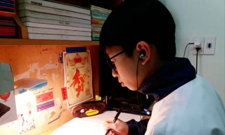 Một học sinh nông thôn ở tỉnh Bắc Giang học trực tuyến qua điện thoại