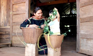 Chị H’ Bum cùng con sinh hoạt bên ngôi nhà dài