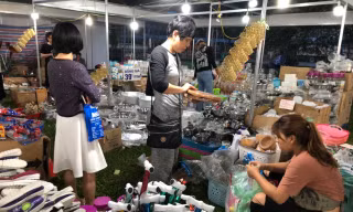 Hà Nội chấn chỉnh ngay một số gian hàng không đúng quy định tại festival ở Hoàng thành. Ảnh: NGUYÊN KHÁNH
