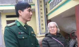 Đại úy Doãn Đức Giang (bên trái) luôn đi cơ sở, gần gũi dân, được dân tin yêu. Ảnh: Duy Chiến