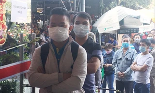 Công nhân trả vé tàu Tết ở ga Biên Hòa quyết định ở lại, đón Tết xa quê. Ảnh: M.T