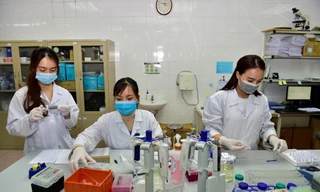 Nghiên cứu sản xuất vắc-xin COVID-19 tại Học viện Quân y. Ảnh: Như Ý