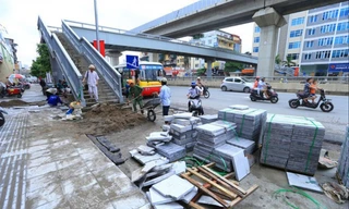 Vỉa hè tại Hà Nội đang được lát đá tự nhiên