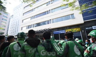 Tài xế tập trung đình công trước văn phòng Grab tại Cầu Giấy, Hà Nội sáng 7/12 Ảnh: Anh Tuấn 