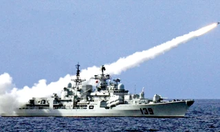 Tàu chiến Trung Quốc phóng tên lửa trong một lần tập trận bắn đạn thật trên biển Đông. Ảnh: AP