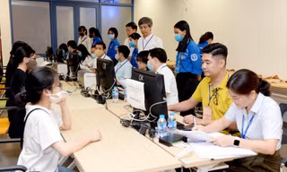 Tân sinh viên đến làm thủ tục nhập học năm nay. Ảnh: Diệp An