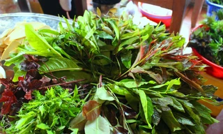 Món gỏi lá có gần 60 loại lá 