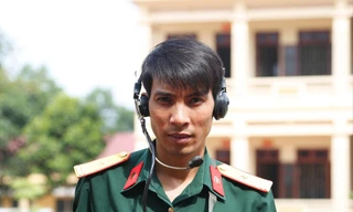 Thiếu tá Hoàng Thanh Hà cùng sáng kiến “Máy điện thoại HA14” đạt giải Ba toàn quân. ẢNH: BÙI HIỆP